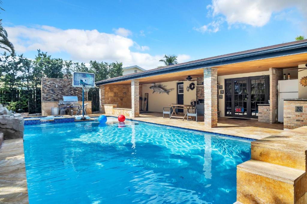 Piscina de la sau aproape de Sunny Paradise w Saltwater Pool Hot Tub Grill Sunrise