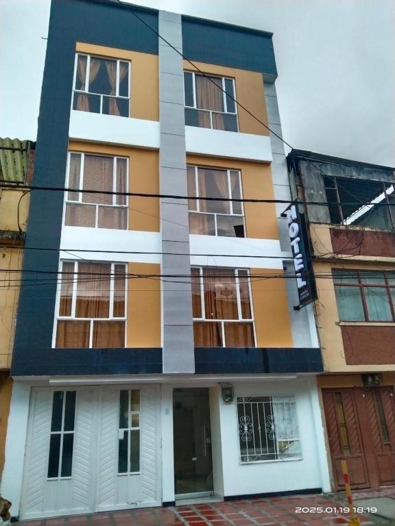 un edificio de color amarillo y blanco en Hotel Nariño Confort, en Pasto