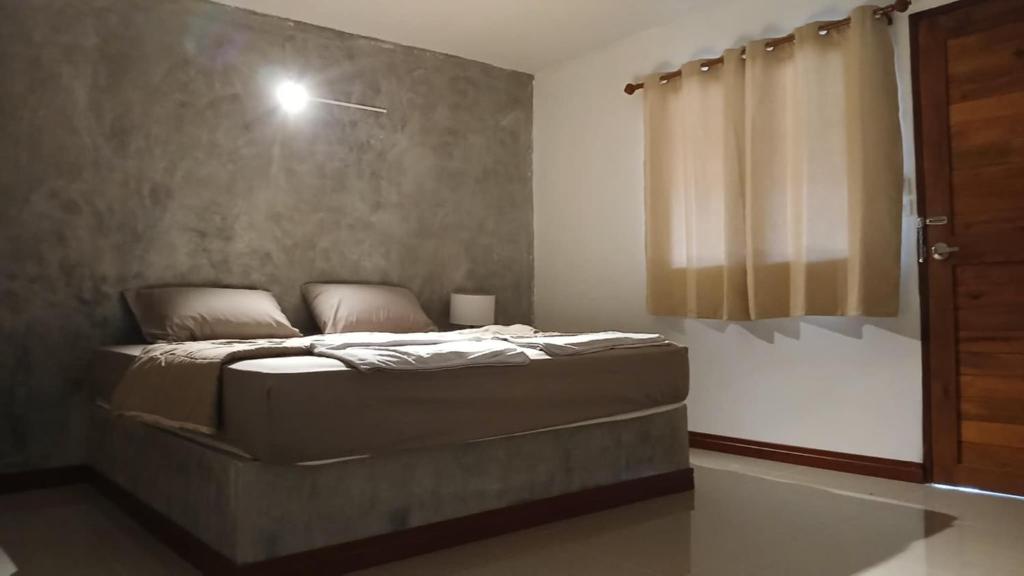 Postel nebo postele na pokoji v ubytování กัลณภัทรรีสอร์ท