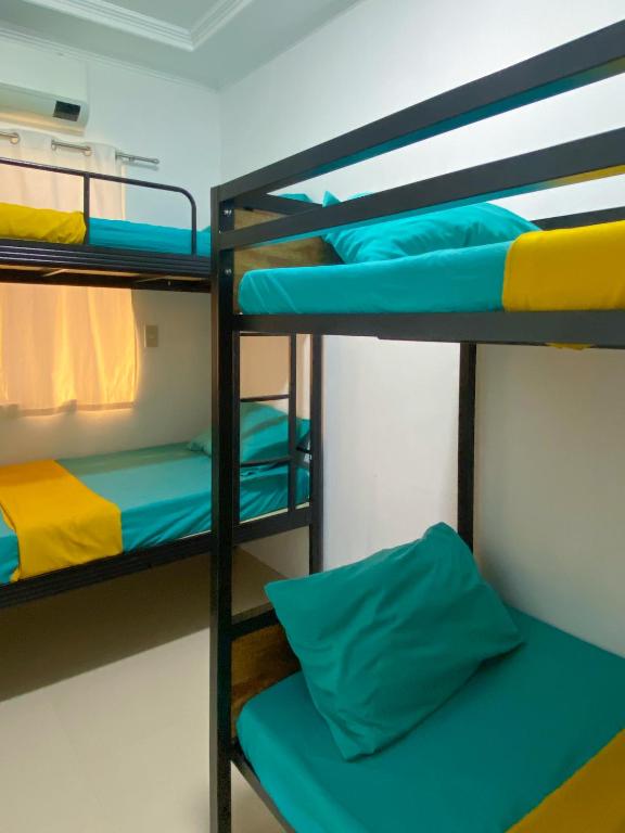 Postel nebo postele na pokoji v ubytování Bughaw Dive House