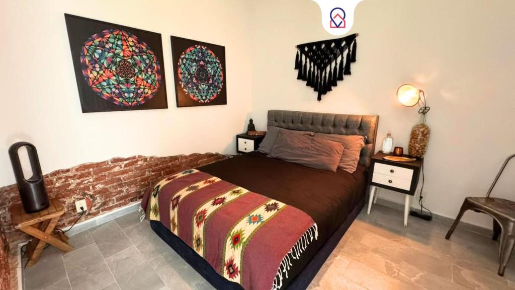 Un dormitorio con una cama y algunos cuadros en la pared. en New Condesa Room Modern Comfort, en Ciudad de México