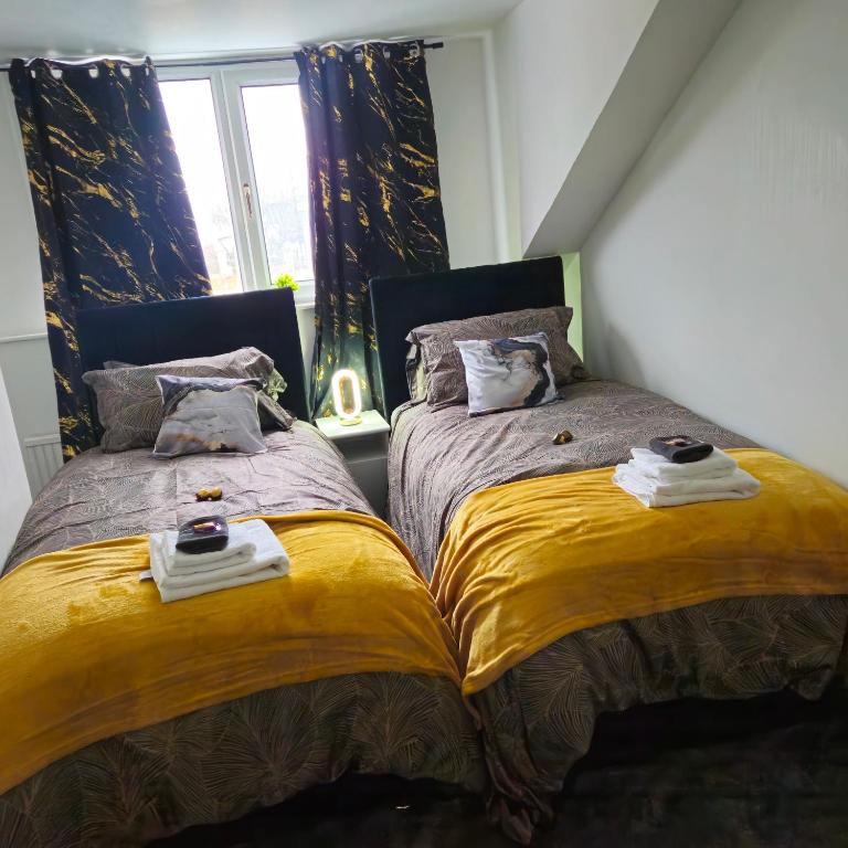 เตียงในห้องที่ West park Royal House, Holidays, Contractors,Relocation,Free Parking & WiFi