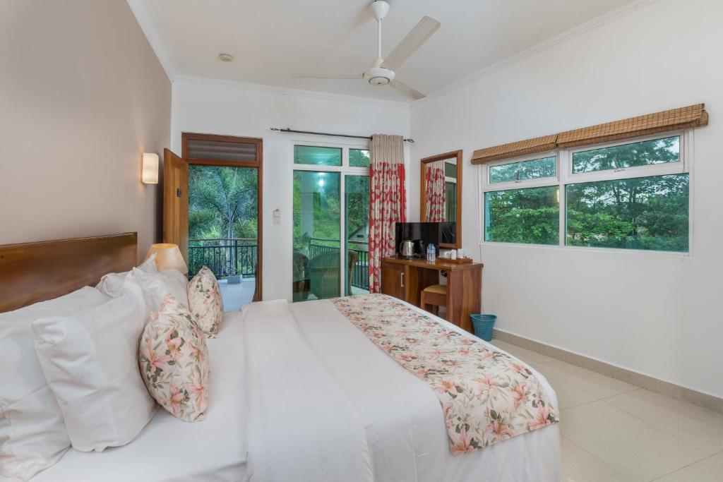 Postel nebo postele na pokoji v ubytování Hotel Travellers Nest Kandy