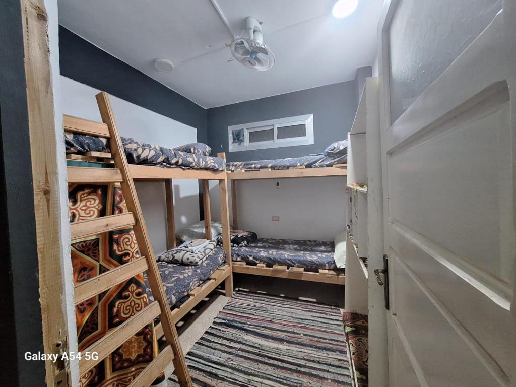 Palanda nebo palandy na pokoji v ubytování david hostel