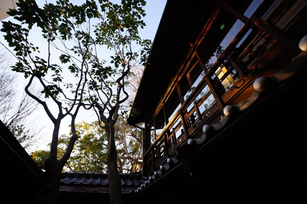 una escalera que conduce a un edificio con un árbol en Hotel Lantern Gion, en Kioto