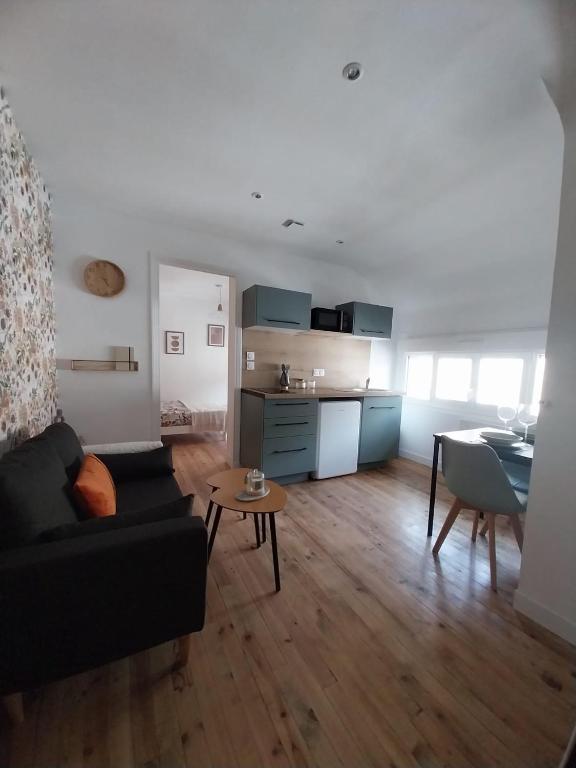 un salon avec un canapé et une table dans l'établissement Au 26 Calais T1, à Calais