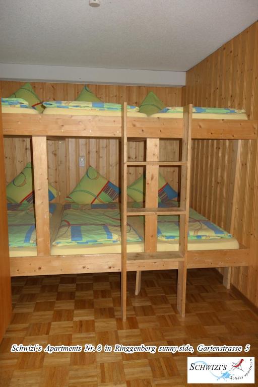 Palanda nebo palandy na pokoji v ubytování Schwizi's Apartments