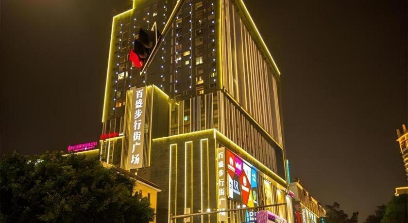 a tall building with a traffic light in front of it at City Comfort Inn Nanning Chaoyang Parkson Pedestrian Street in Nanning