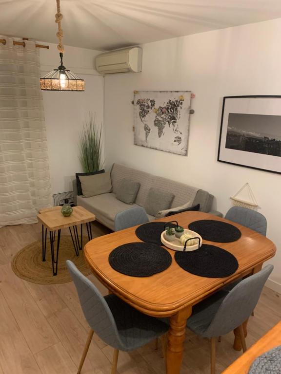 Posezení v ubytování acogedor apartamento 2 dormitorios