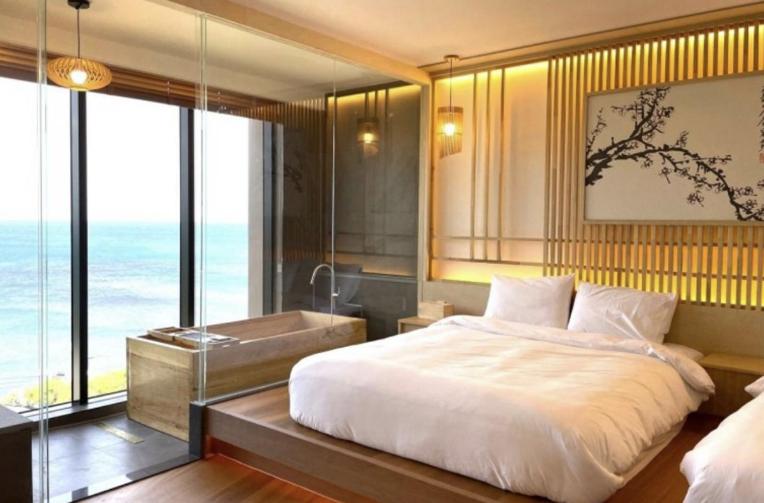 Postel nebo postele na pokoji v ubytování One fine day Jeju Poolvilla