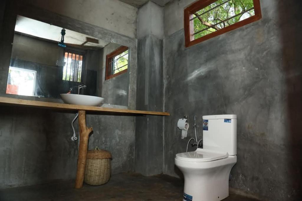 Koupelna v ubytování Kataragama Clay House Yala