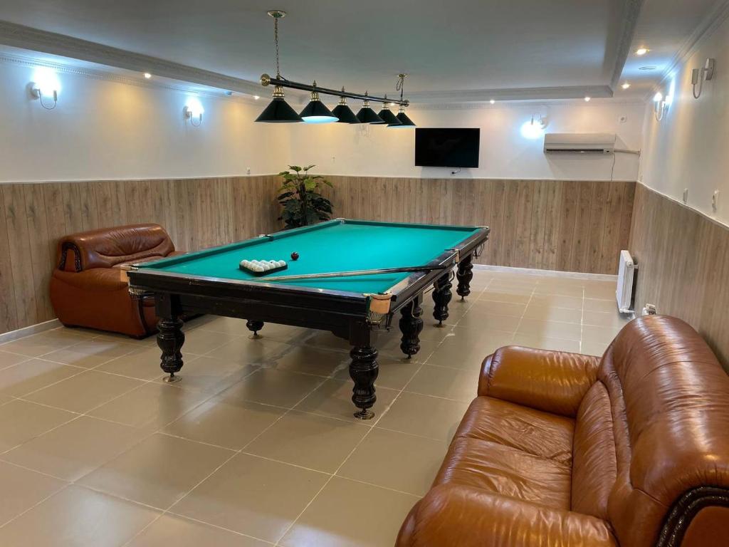 Biliár nebo kulečník v ubytování Apec Hotel