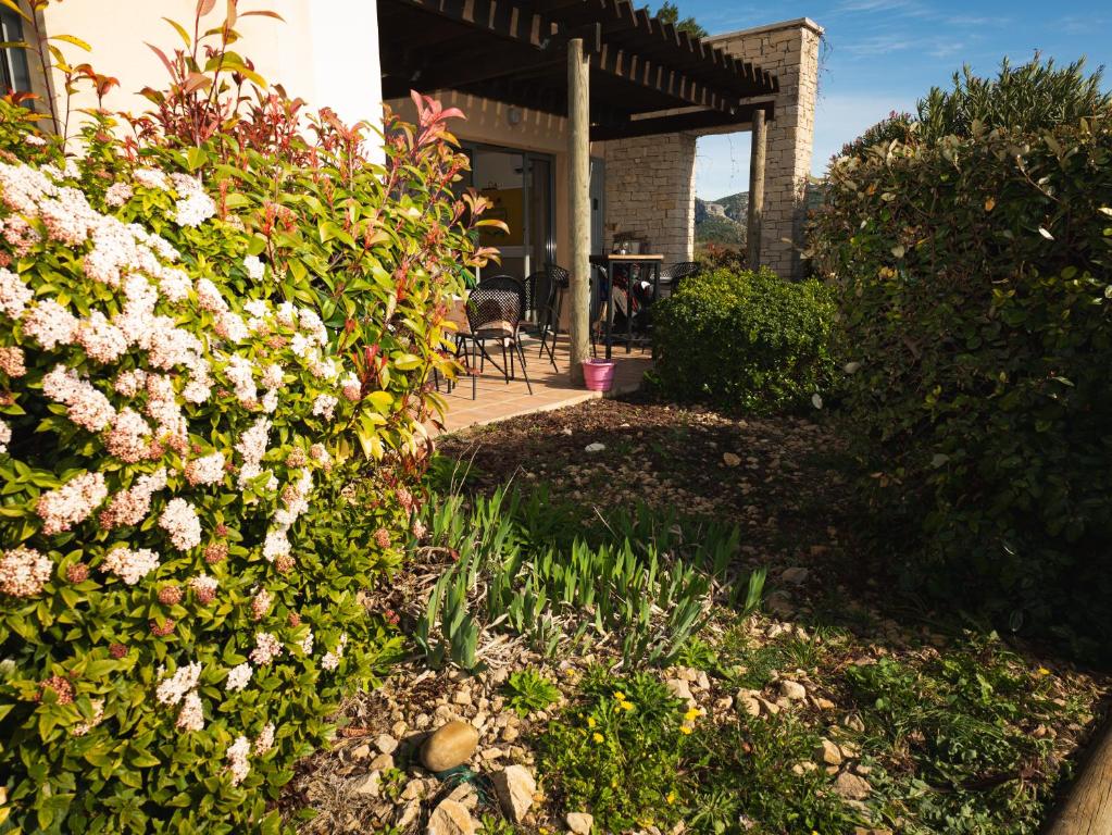 un jardin fleuri devant une maison dans l'établissement Appartement au coeur du Golf de Saumane, à Saumane-de-Vaucluse