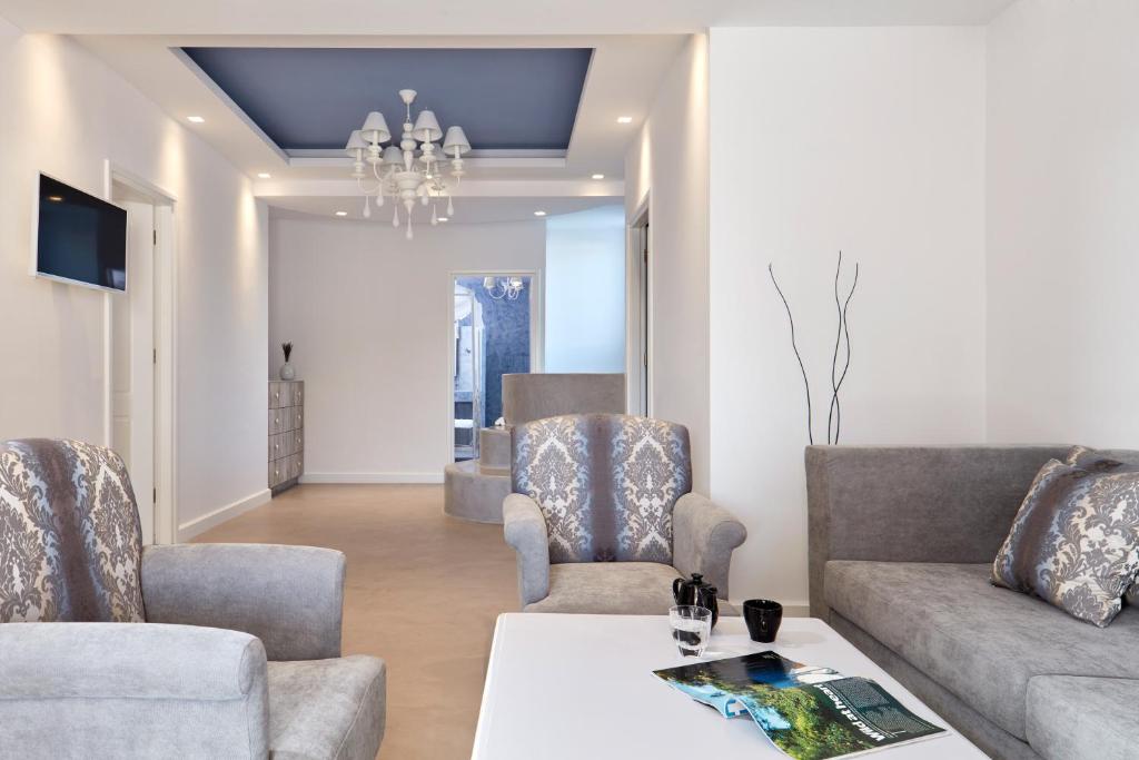 Posezení v ubytování Orabel Suites Santorini (Adults Only)