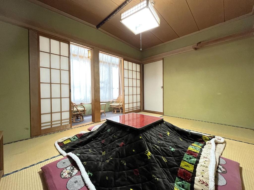 Postel nebo postele na pokoji v ubytování Yokokura Ryokan
