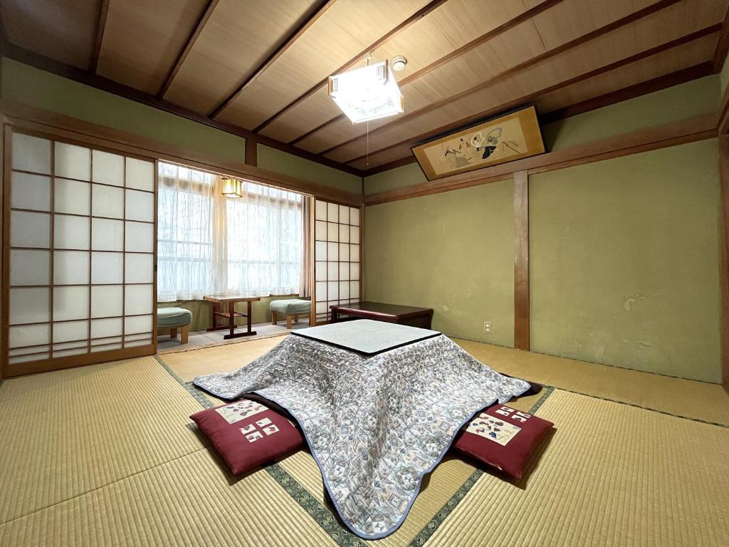 Postel nebo postele na pokoji v ubytování Yokokura Ryokan