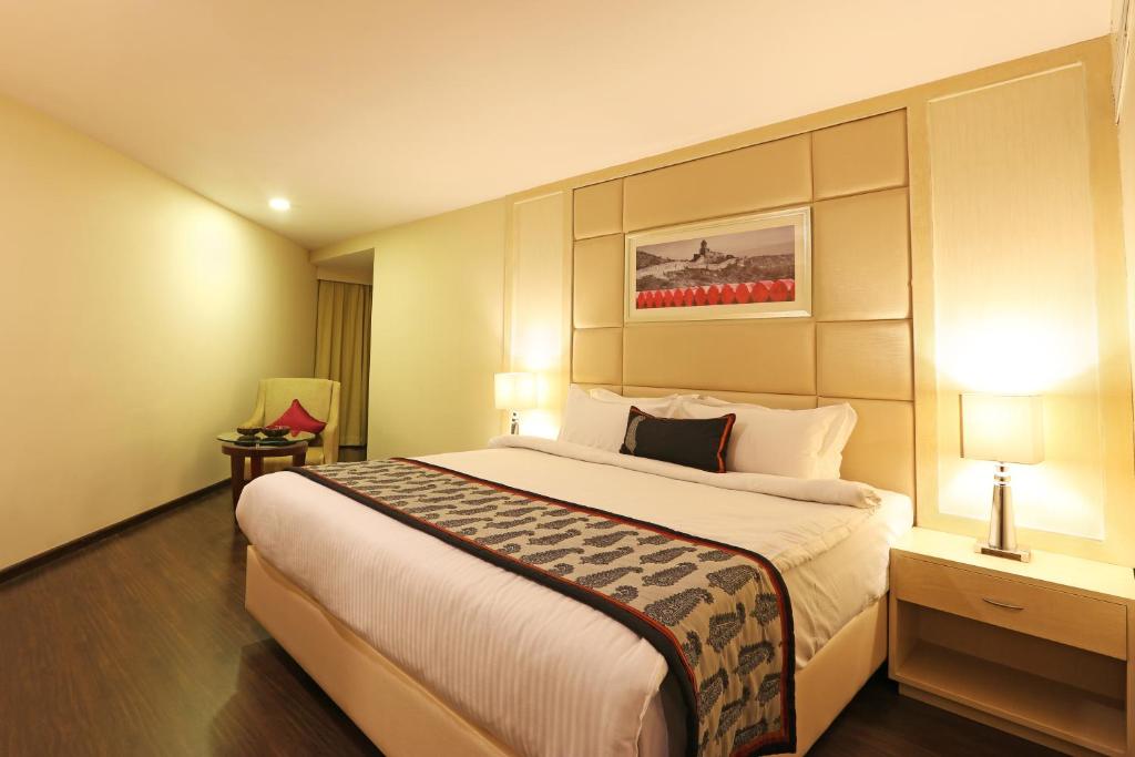 Postel nebo postele na pokoji v ubytování Golden Tulip Jaipur