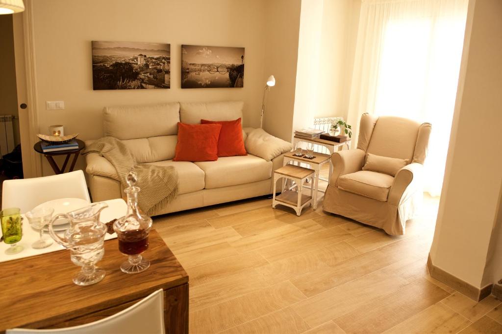 a living room with a couch and a table at Ca La Maria in Móra d'Ebre