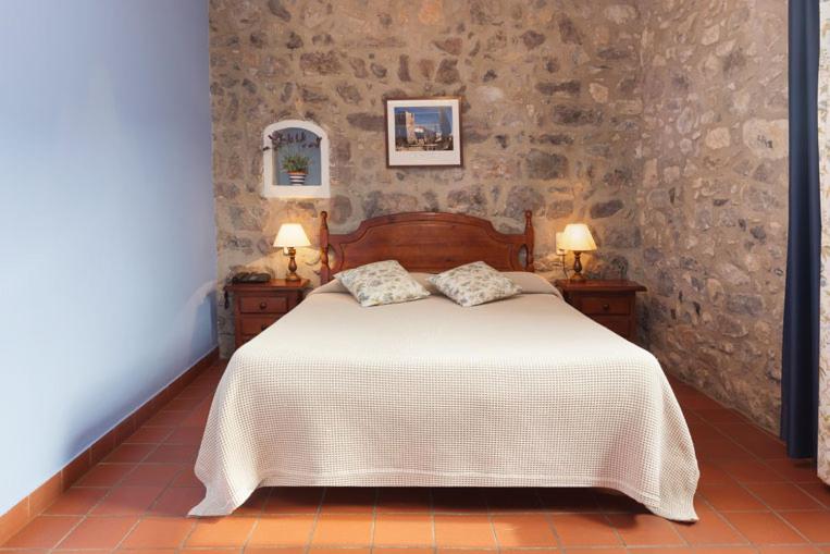 Postel nebo postele na pokoji v ubytování Hostal de la Rovira