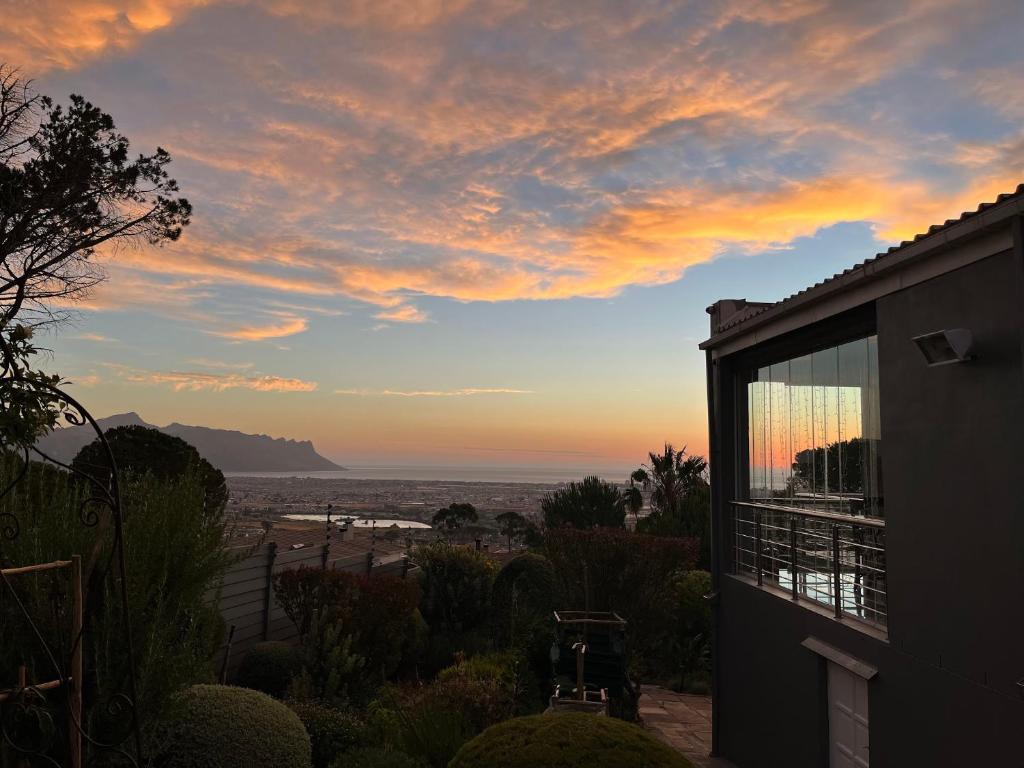 Serene Hilltop Guest Suite with Breathtaking Views, Somerset West ...