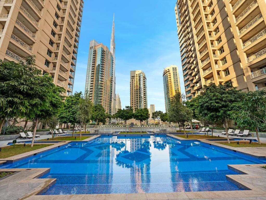 ドバイにあるRoyal Vista at 29 Boulevard - Dubai City & Burj Khalifa Views - Brand New Luxury 2BR Apartmentの高層ビルが立ち並ぶ都市のプール