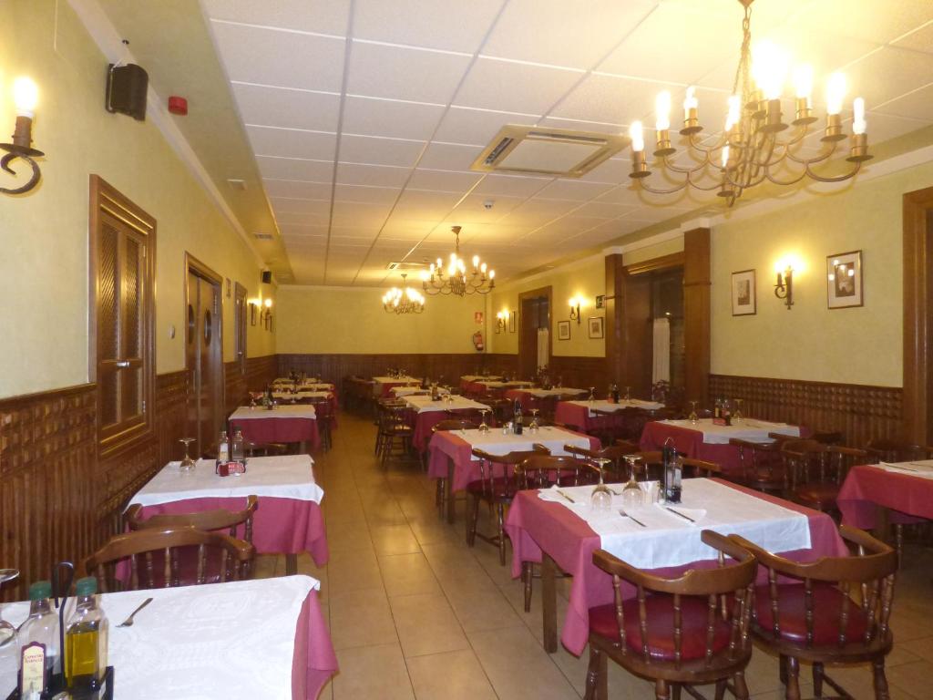 Un restaurante o sitio para comer en Hostal La Perdiz