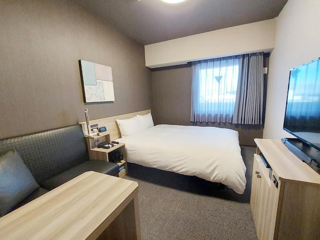 Postel nebo postele na pokoji v ubytování Hotel Route Inn Kusatsu Ritto -Ritto Inter Kokudo 1 gou-