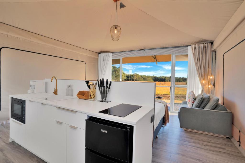Kuchyň nebo kuchyňský kout v ubytování The Beltree Wine Country Glamping