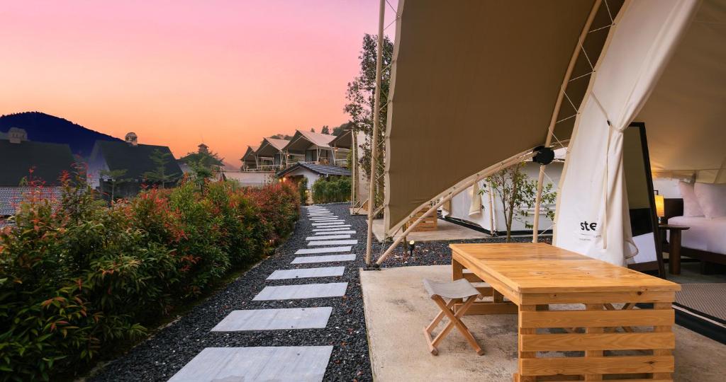 patio con tavolo in legno e alcune piante di Zen By Stellar Cameron a Brinchang