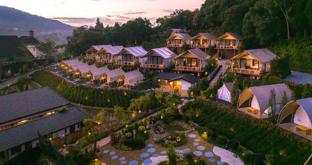 una vista aerea di un resort con luci di Zen By Stellar Cameron a Brinchang
