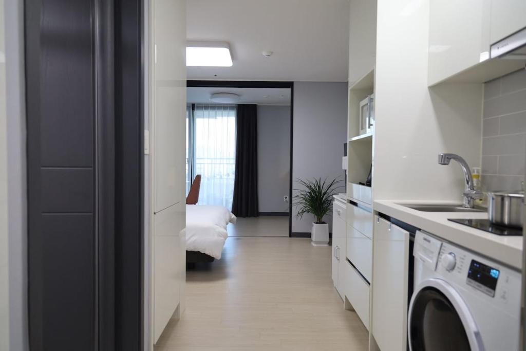 Kuchyň nebo kuchyňský kout v ubytování Sim On Chae - one room