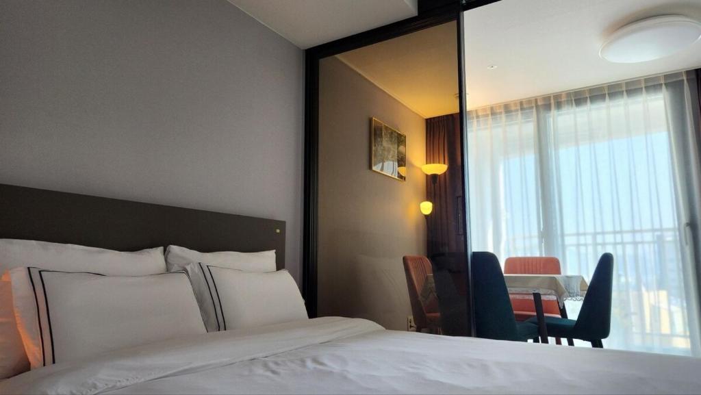 Postel nebo postele na pokoji v ubytování Sim On Chae - one room