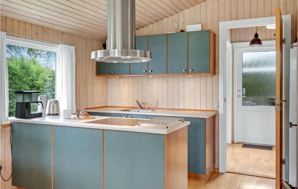 A kitchen or kitchenette at 3 Bedroom Stunning Home In Odder