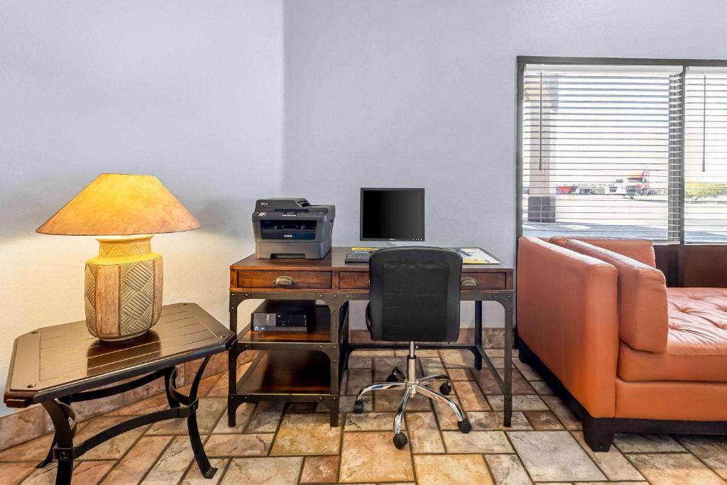 TV a/nebo společenská místnost v ubytování Days Inn by Wyndham Buckeye
