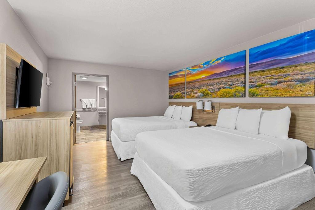 Postel nebo postele na pokoji v ubytování Days Inn by Wyndham Buckeye