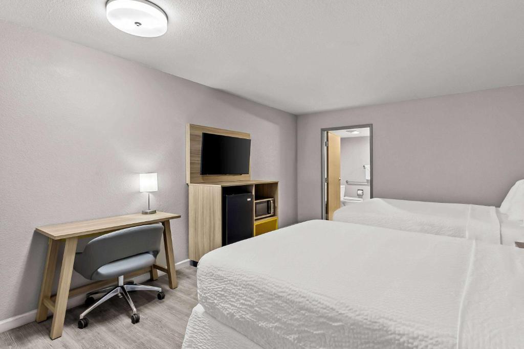 Postel nebo postele na pokoji v ubytování Days Inn by Wyndham Buckeye