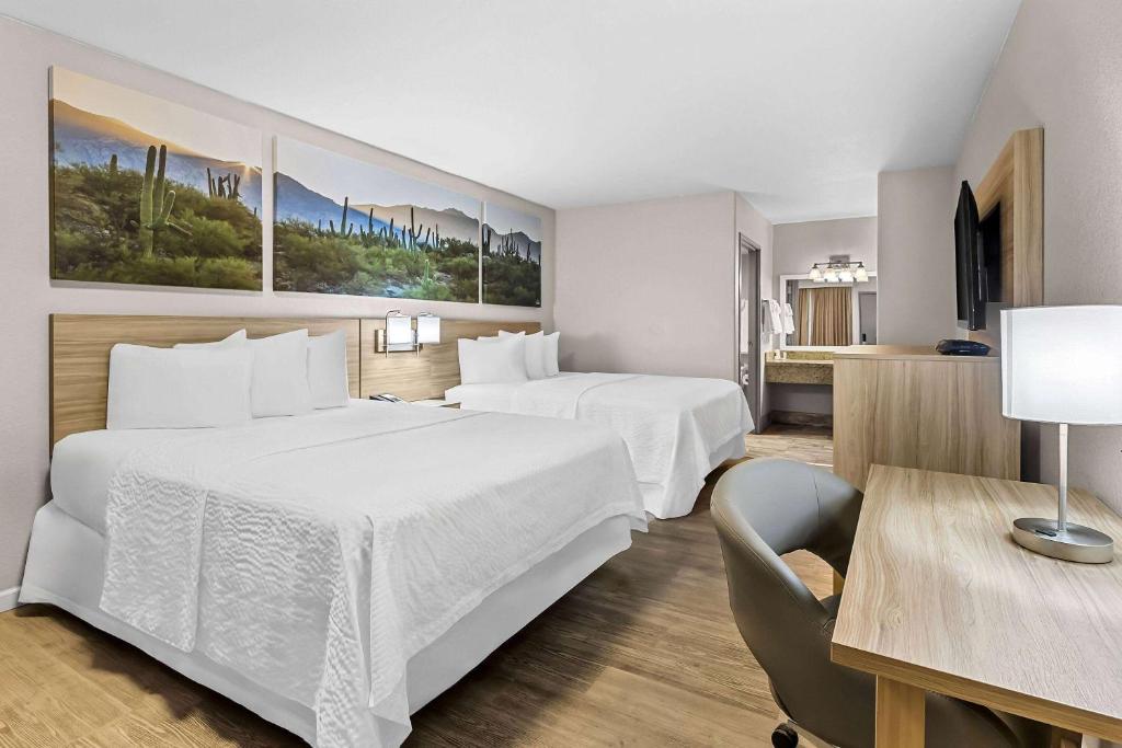 Postel nebo postele na pokoji v ubytování Days Inn by Wyndham Buckeye