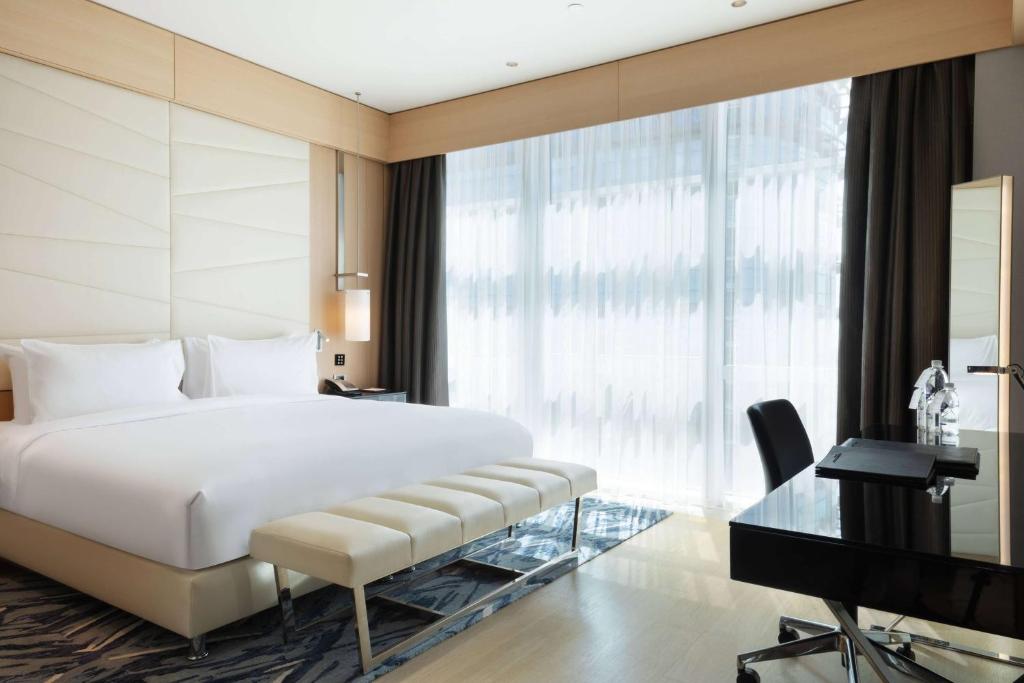 Postel nebo postele na pokoji v ubytování Wyndham Grand Istanbul Levent Hotel & Conference Center