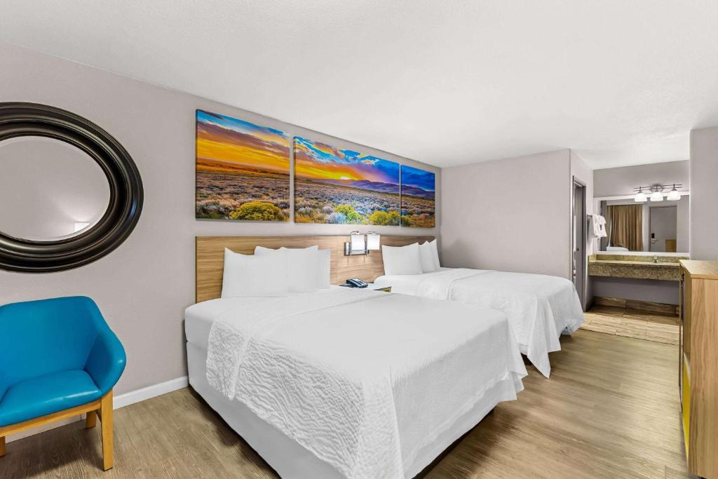 Postel nebo postele na pokoji v ubytování Days Inn by Wyndham Buckeye