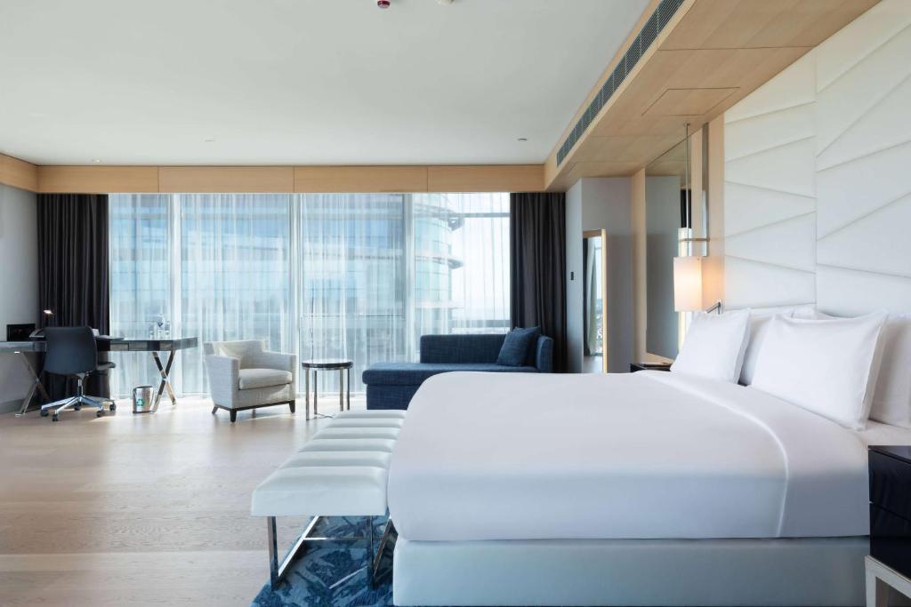 Postel nebo postele na pokoji v ubytování Wyndham Grand Istanbul Levent Hotel & Conference Center