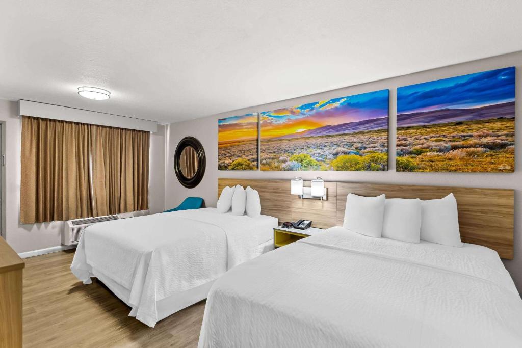 Postel nebo postele na pokoji v ubytování Days Inn by Wyndham Buckeye