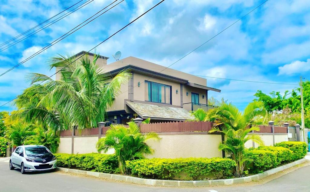 Appartement Pte aux Canonniers في بوانت أو كانونيرس: منزل فيه سيارة متوقفة أمامه