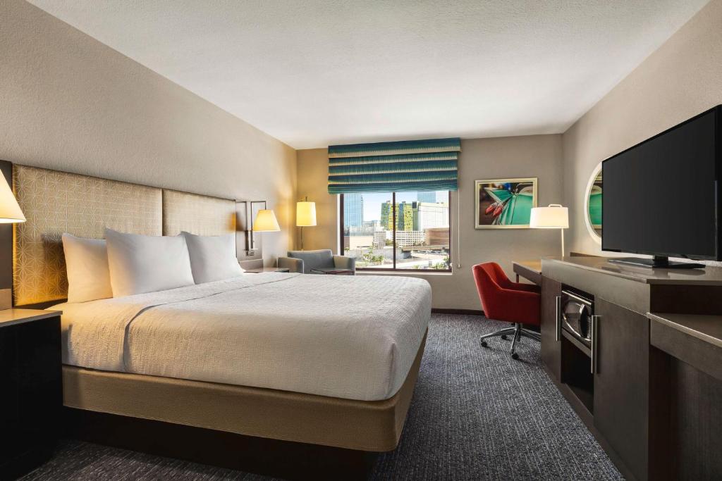 Hampton Inn Tropicana - 