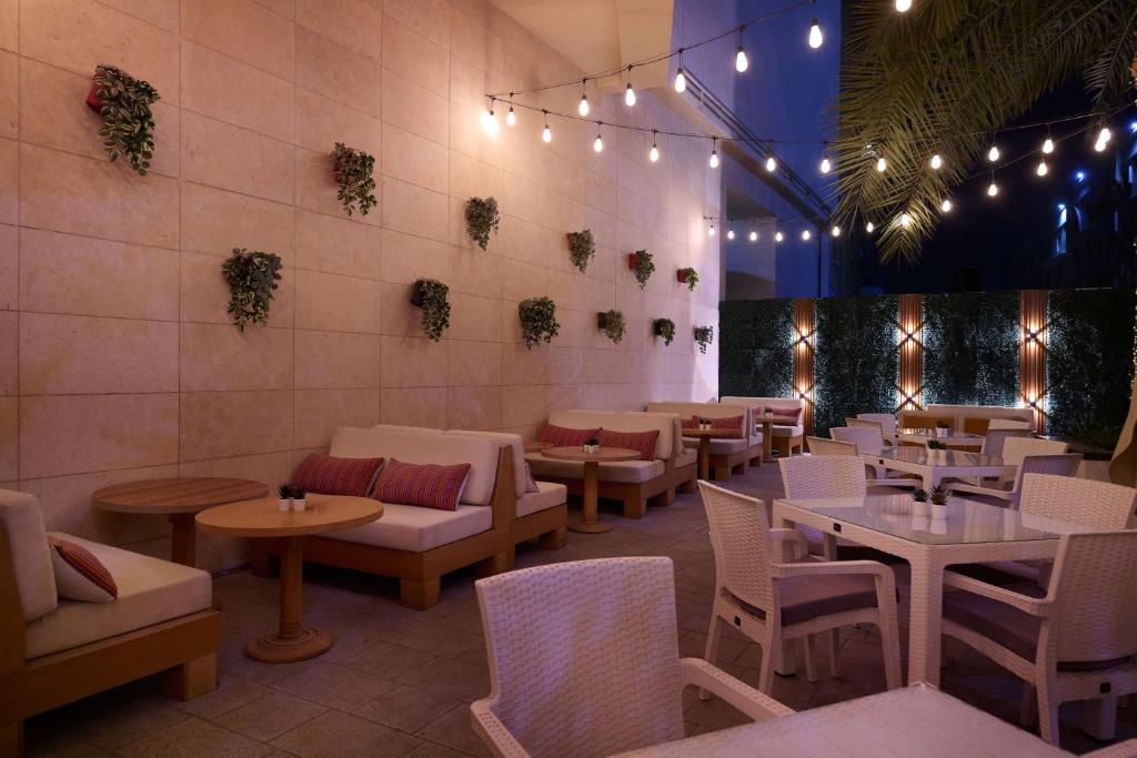Ein Sitzbereich in der Unterkunft DoubleTree By Hilton Doha - Al Sadd