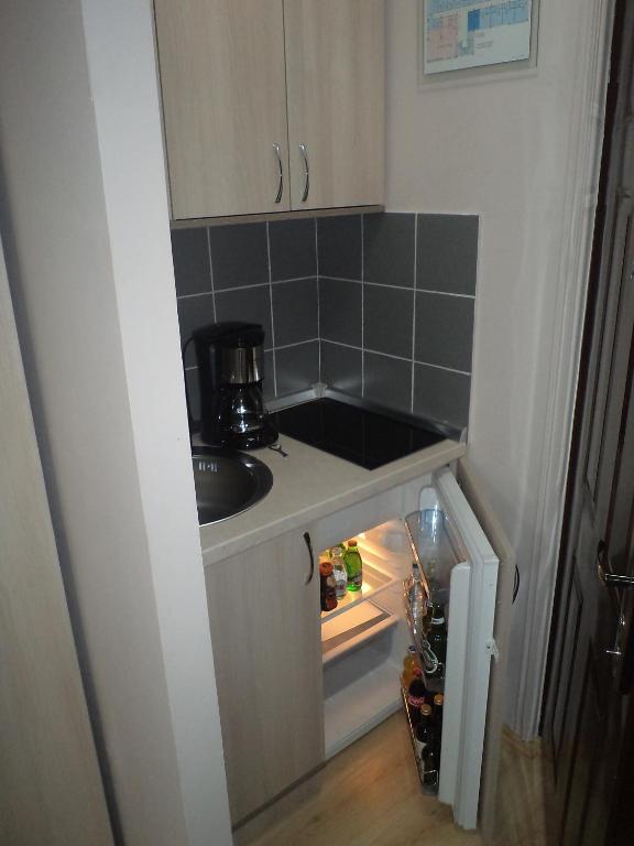 Kuchyň nebo kuchyňský kout v ubytování Garni Hotel Tri O