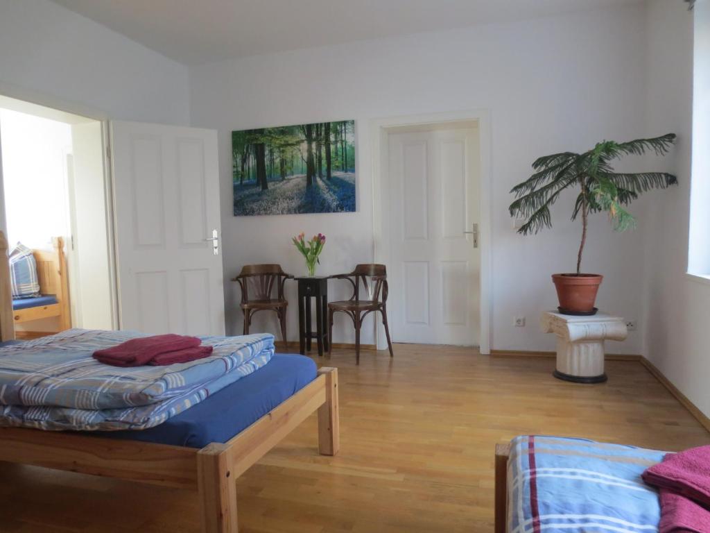 a bedroom with two beds and a table with chairs at Ferienwohnung Creutzer in Gottscheina