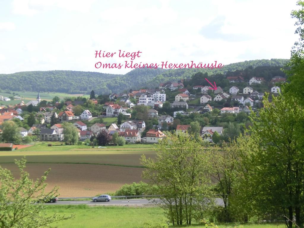 Blick auf eine Stadt von einem Hügel mit Häusern in der Unterkunft Omas kleines Hexenhaeusle in Nüdlingen