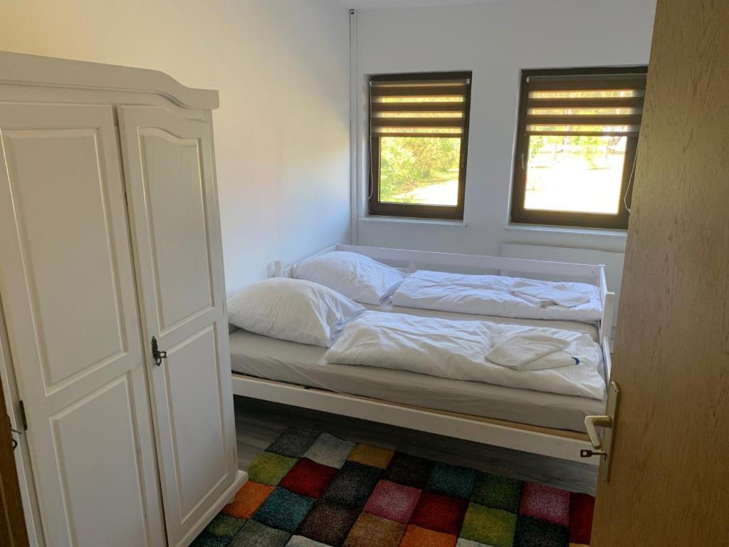 Postel nebo postele na pokoji v ubytování Fewo 70 Kleine 1 1/2 Raum Wohnung in ländlicher Umgebung