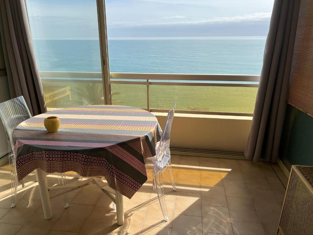 Vista generica sul mare o vista sul mare dall'interno dell'appartamento