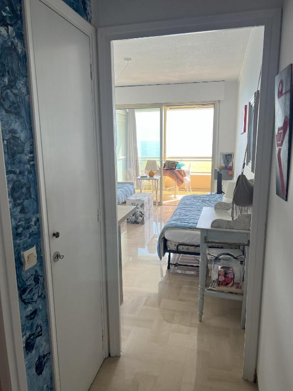 una camera con letto e vista su una stanza di Azur Bleu a Villeneuve-Loubet